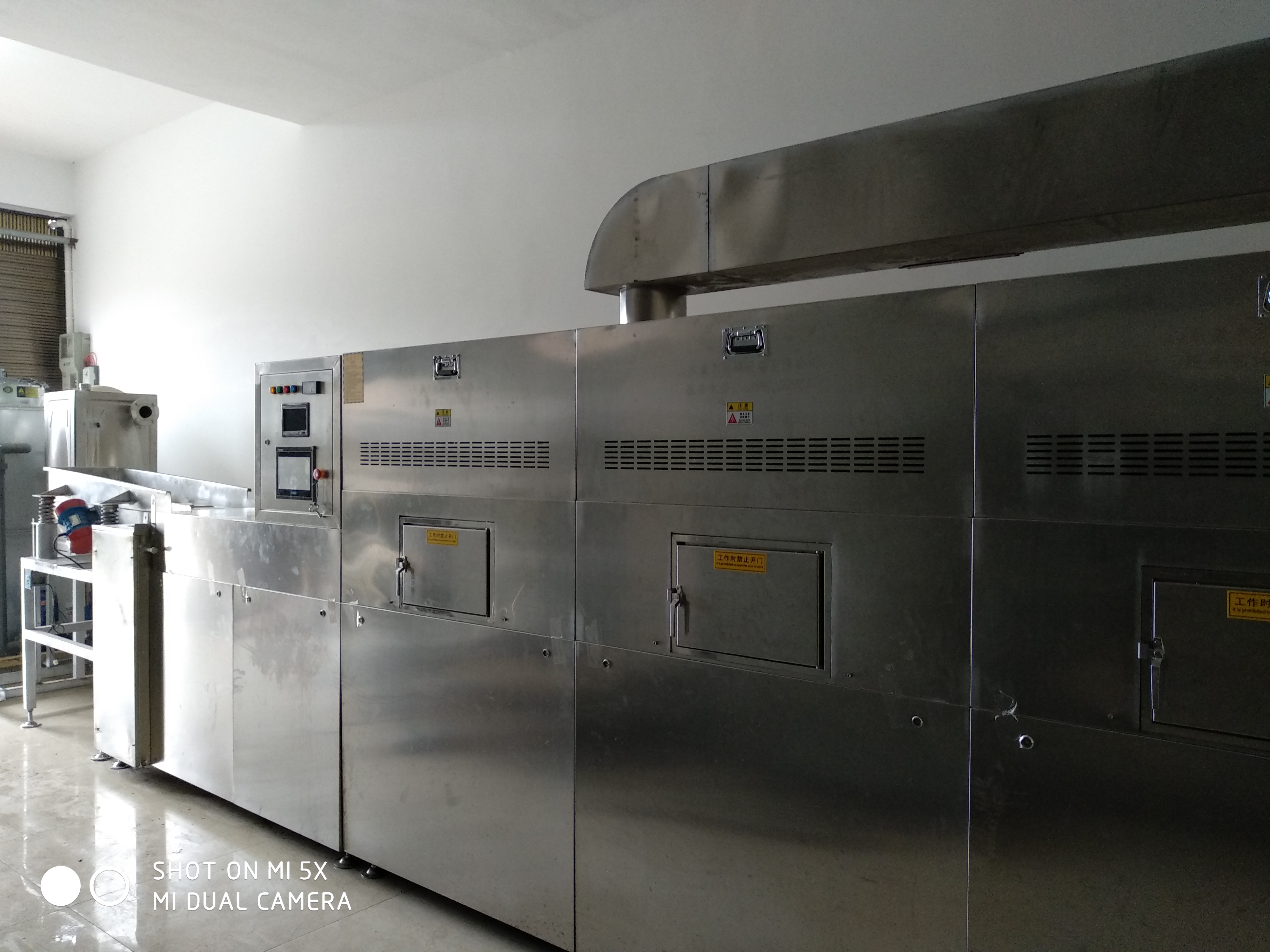 新型五谷雜糧多層烘烤設(shè)備,多層五谷雜糧烘焙設(shè)備,五谷雜糧烘干熟化設(shè)備