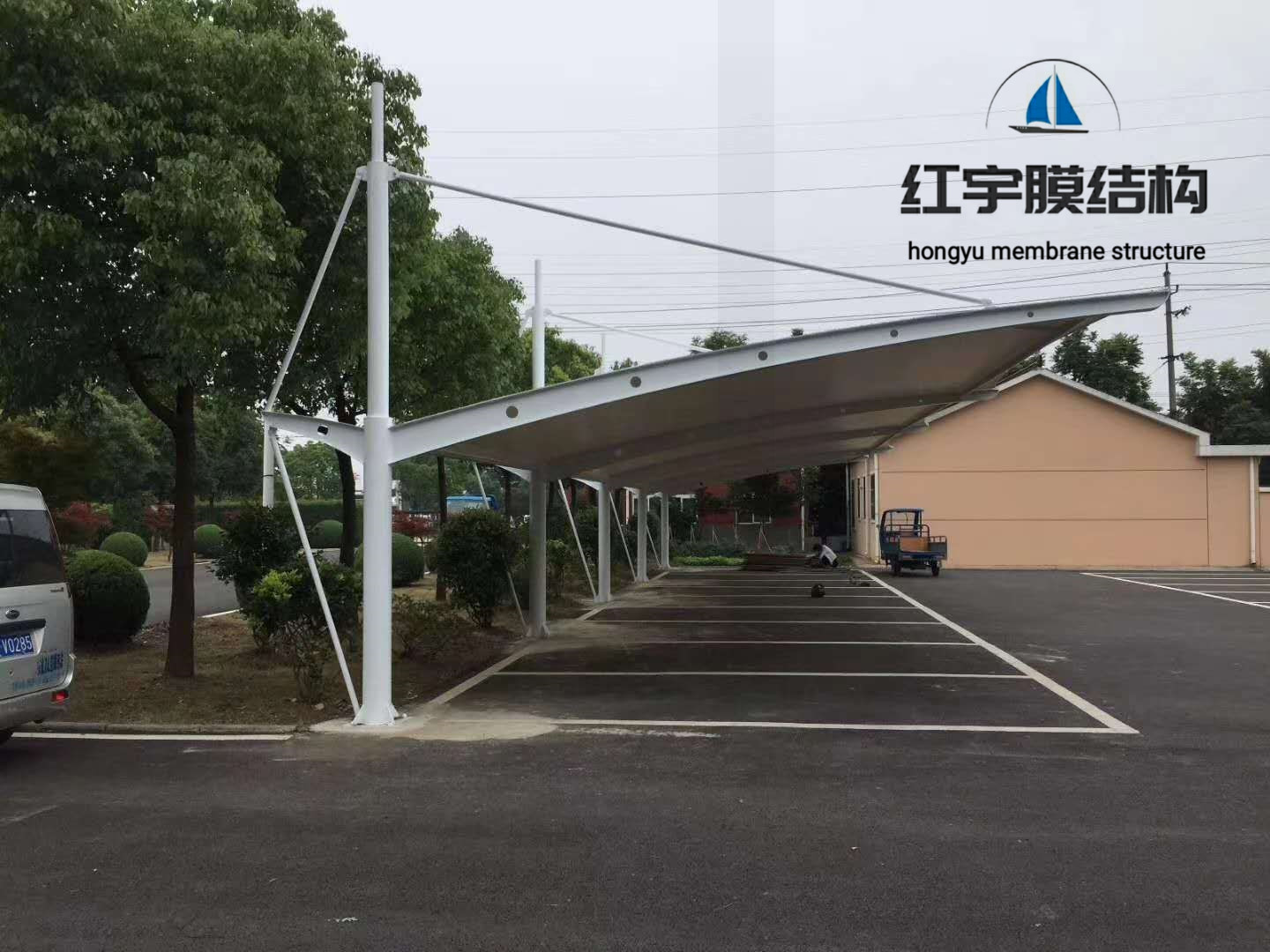 甘肅膜結(jié)構(gòu)車棚 汽車遮體育場(chǎng)廠棚 鋼結(jié)構(gòu)車棚波浪形車棚 張拉膜棚廠家定制款式