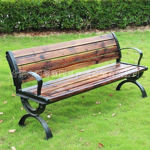 有扶手的公園椅圖片