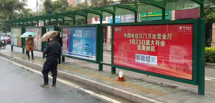 昆明做公交車站臺(tái)廣告的公司、昆明公交車站臺(tái)廣告代理投放價(jià)格