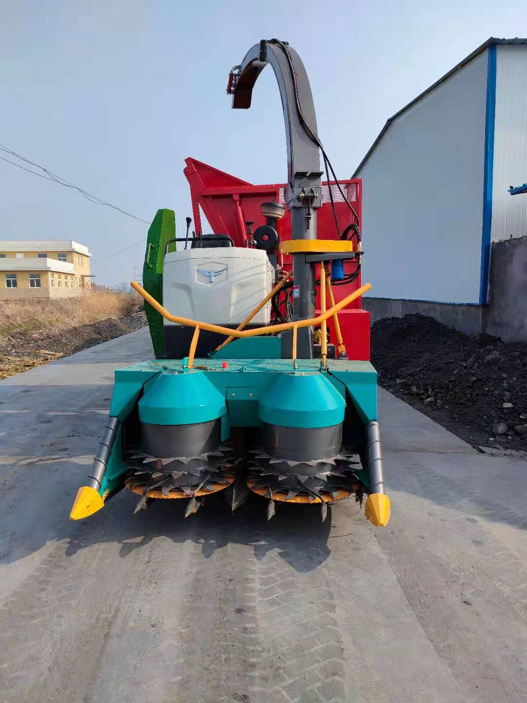 100馬力履帶青儲(chǔ)機(jī)，加裝1600型獨(dú)立圓盤割臺(tái)，可收割玉米秸稈，皇竹草等各種植物秸稈。