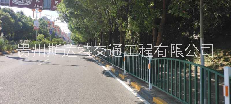 斯达特老牌护栏厂生产安装锌钢阳台护栏 锌钢市政护栏 锌钢河道护栏 质量保证 现场加工安装图片