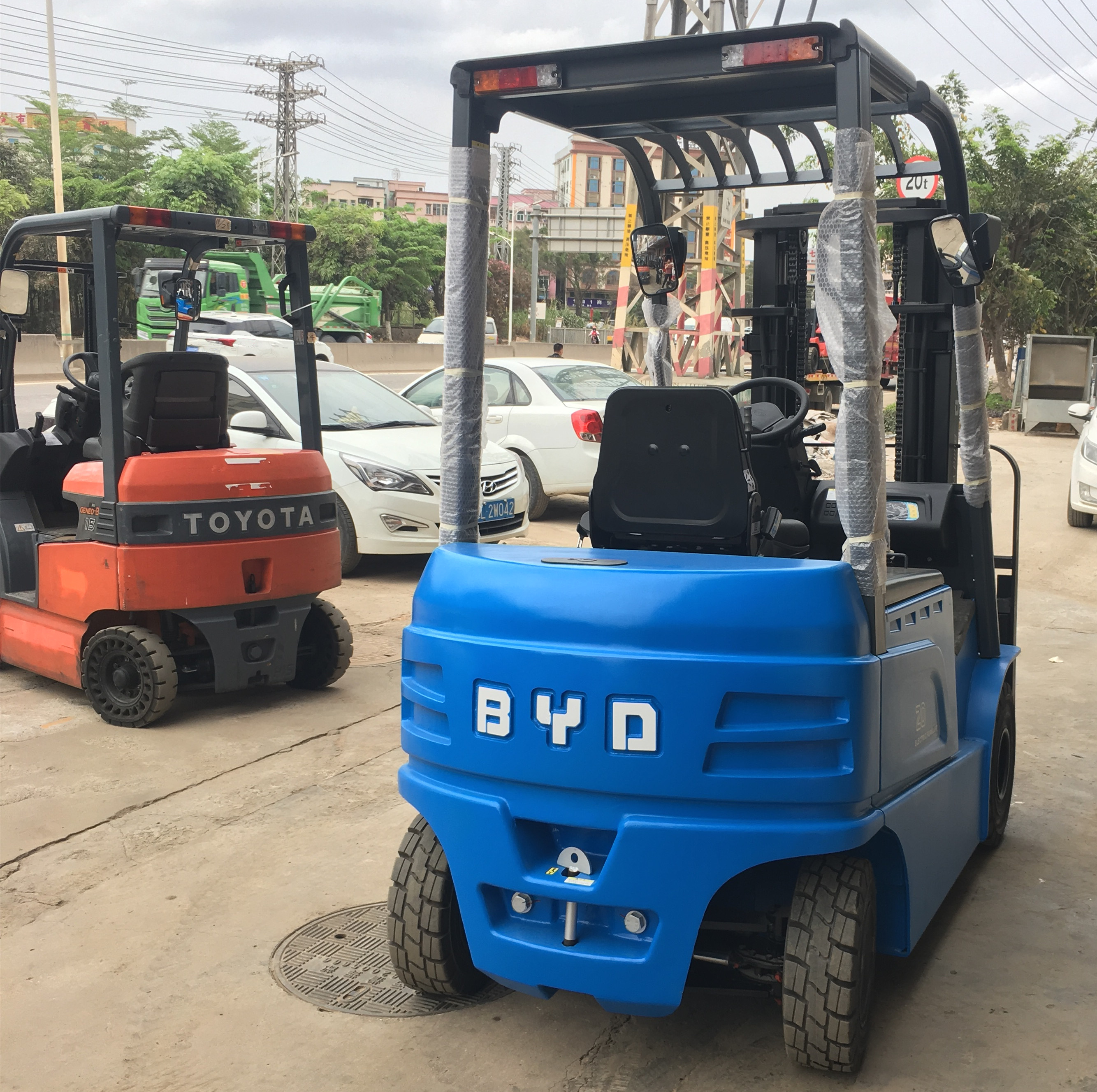 2噸比亞迪電動(dòng)叉車(chē)圖片