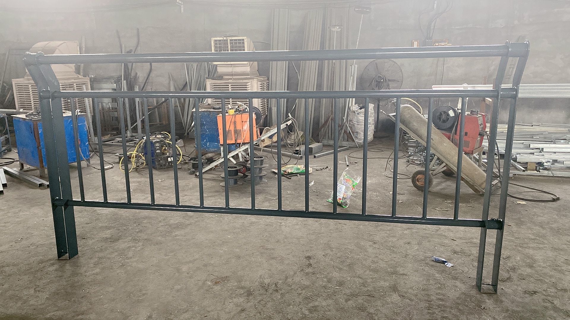 橋梁護(hù)欄橋梁隔離欄公路護(hù)欄隔離柱圖片