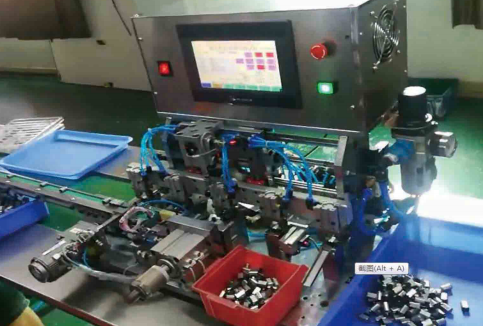 自動(dòng)鉚釘機(jī)圖片