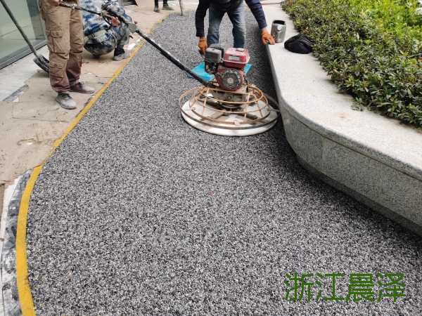 宁波透水胶粘石地坪现场施工图