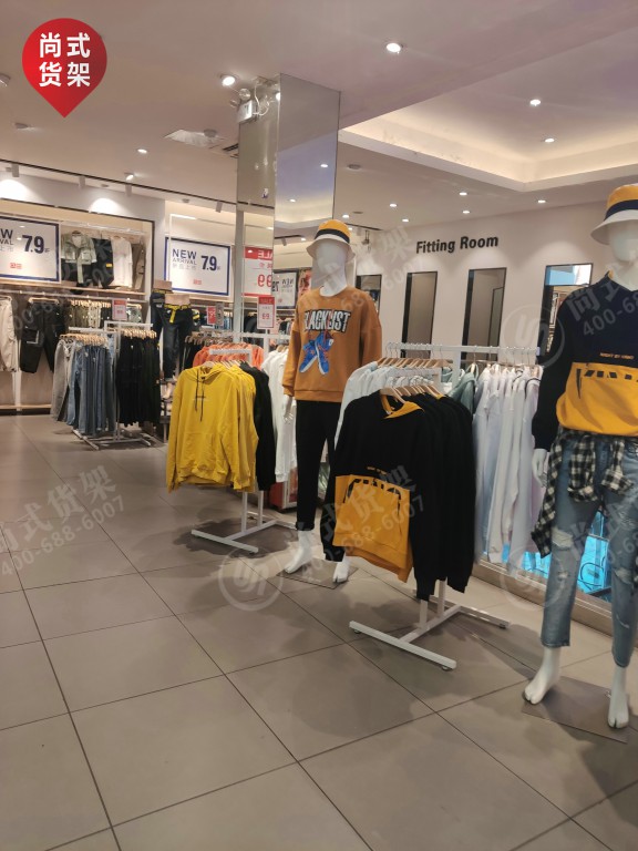 南昌時尚男裝貨架新中式服裝店展示圖片/南昌時尚男裝貨架新中式服裝店展示樣板圖 (2)