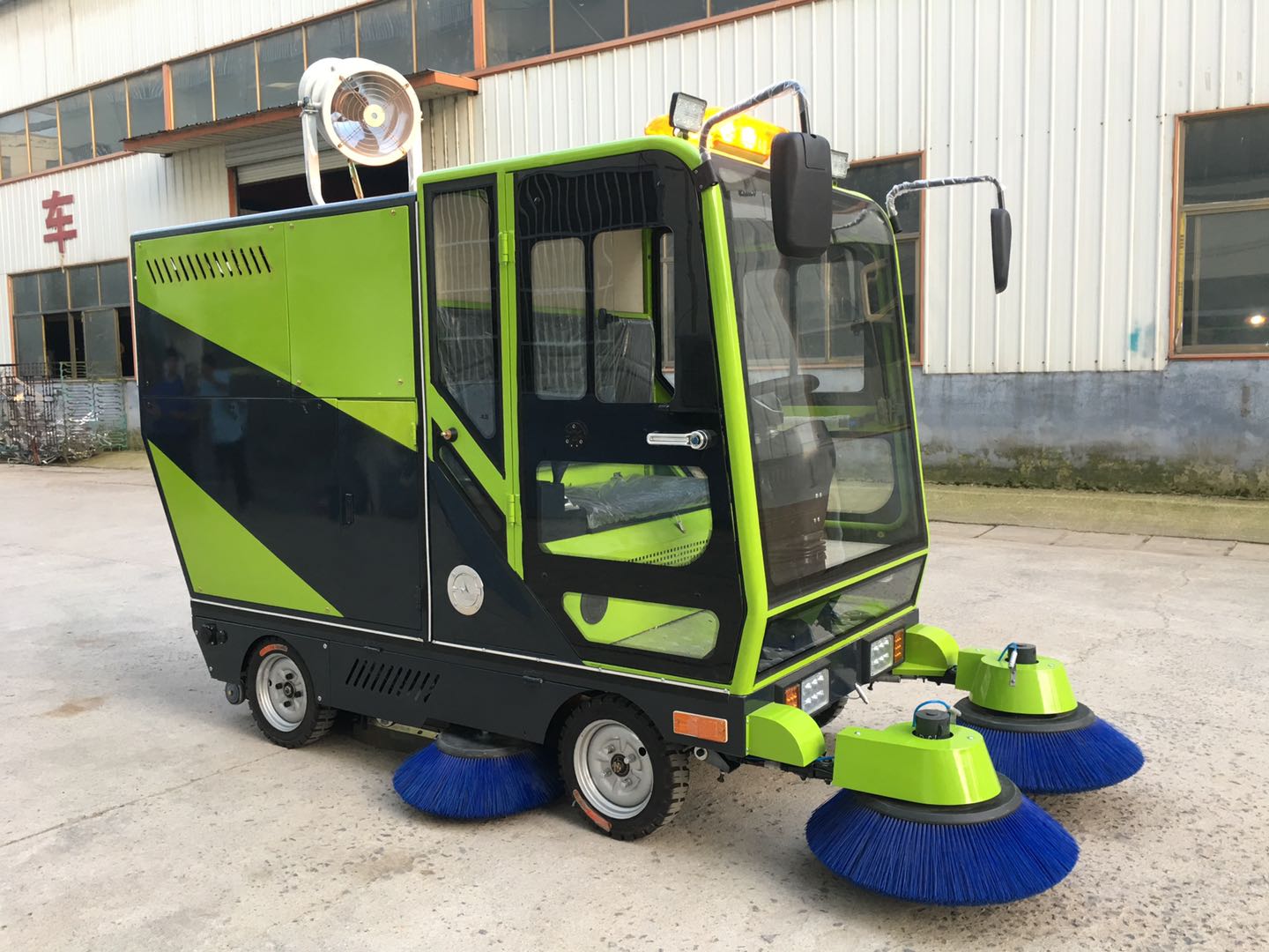 出售電動清掃車價格可掃地澆花可灑水降塵