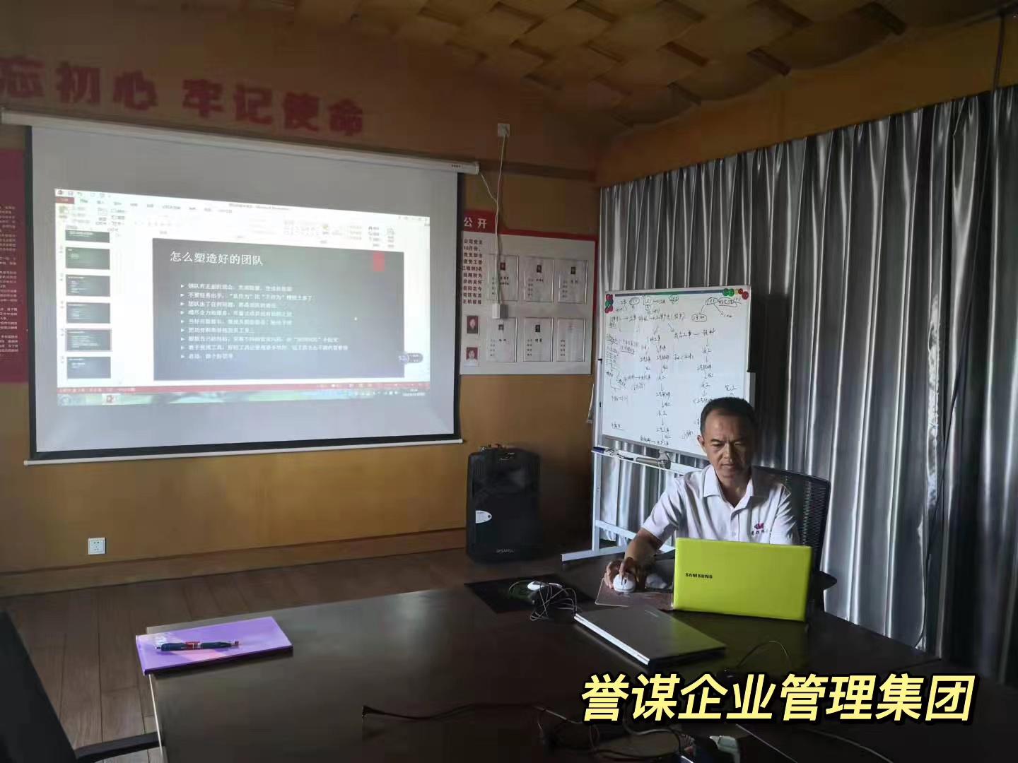 一份團(tuán)隊(duì)的融洽的感情圖片/一份團(tuán)隊(duì)的融洽的感情樣板圖 (2)