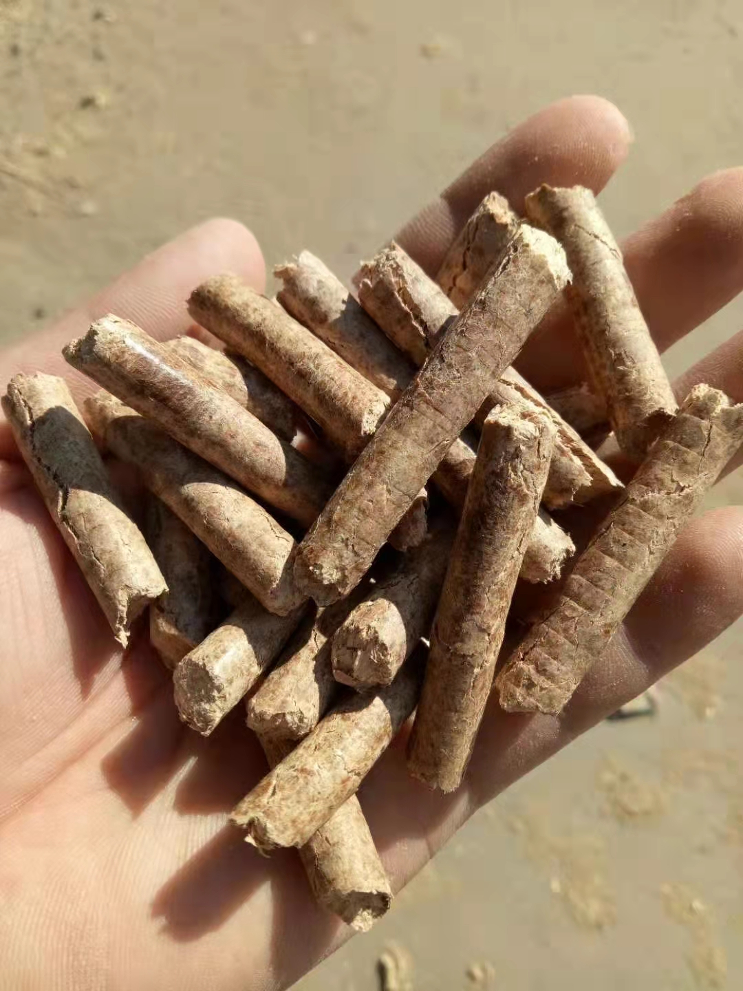 廣東生物顆粒 物質(zhì)顆粒燃料 生物質(zhì)顆粒 木顆粒 環(huán)保燃料 樟子松木質(zhì)顆粒直銷