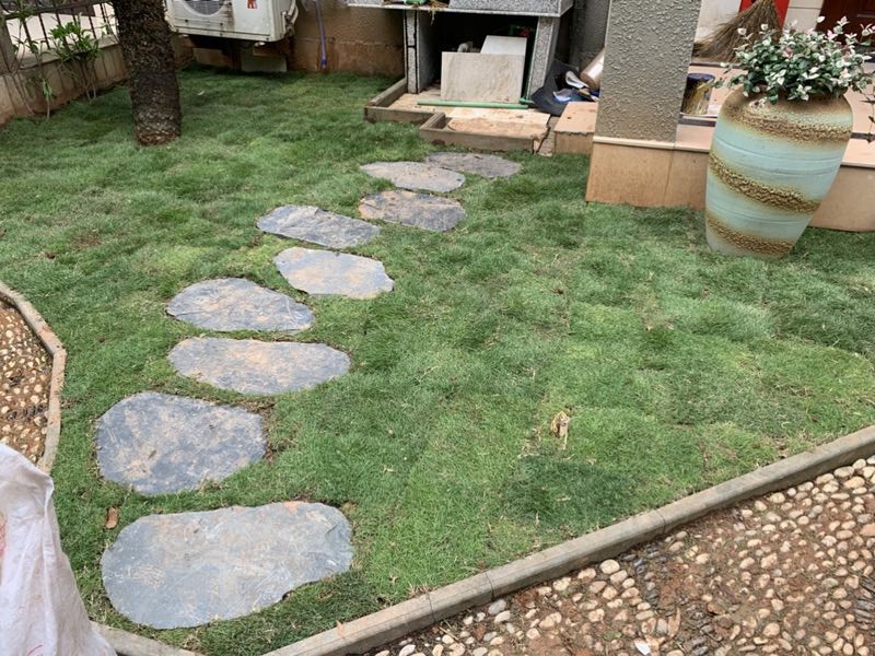 銹色踏步石圖片