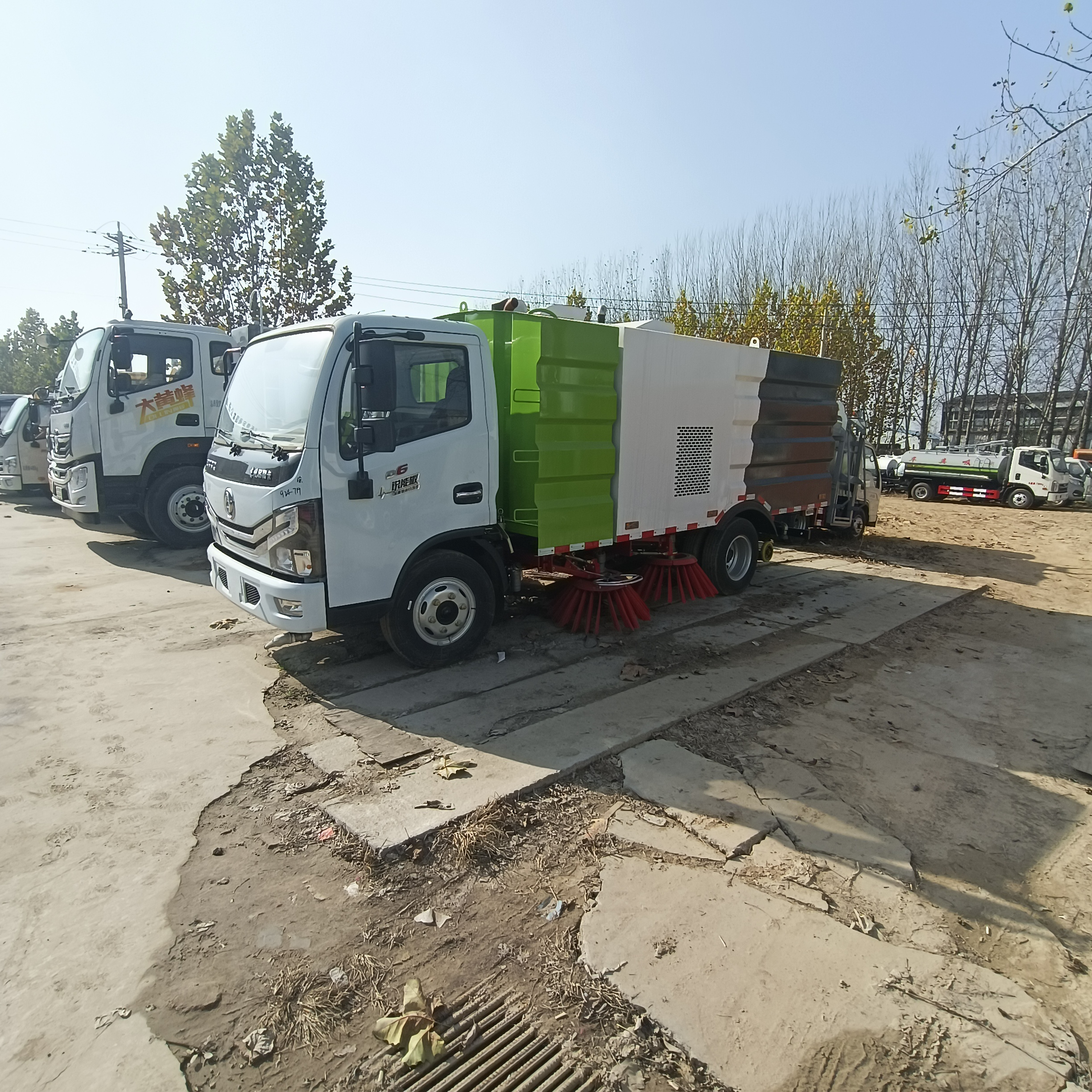 掃路車吸塵車-東風(fēng)多利卡掃路車