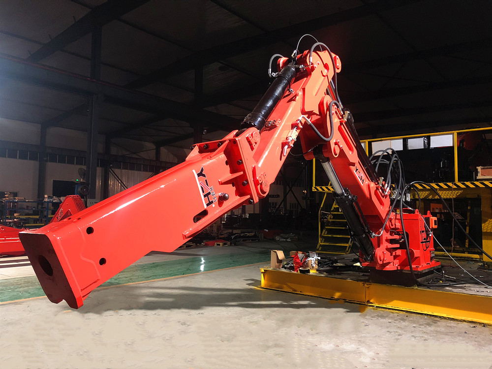 元征行生產(chǎn)礦用料口液壓機械手