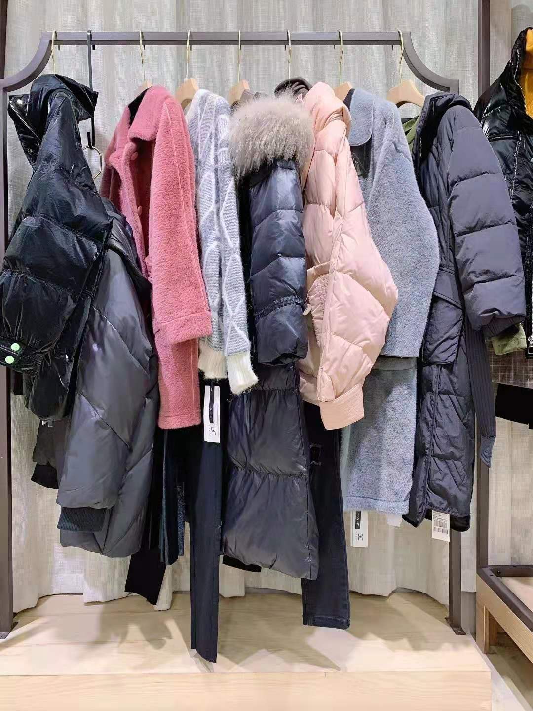 高 端知 名品牌瑪荻斯娃2021秋冬品牌精 品折扣女裝尾貨批發(fā)