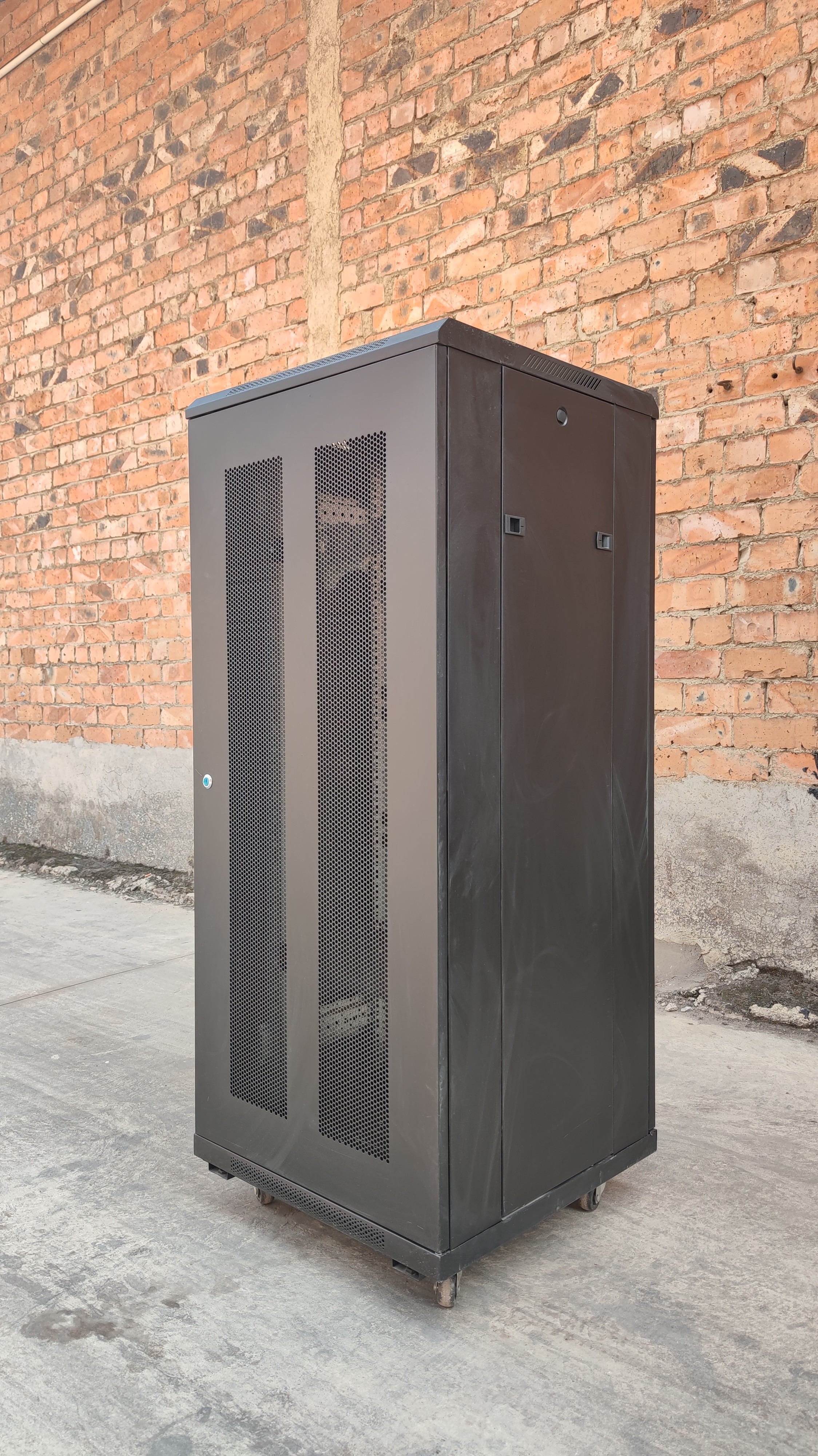 廣西南寧普通C型1.4M網絡機柜圖片