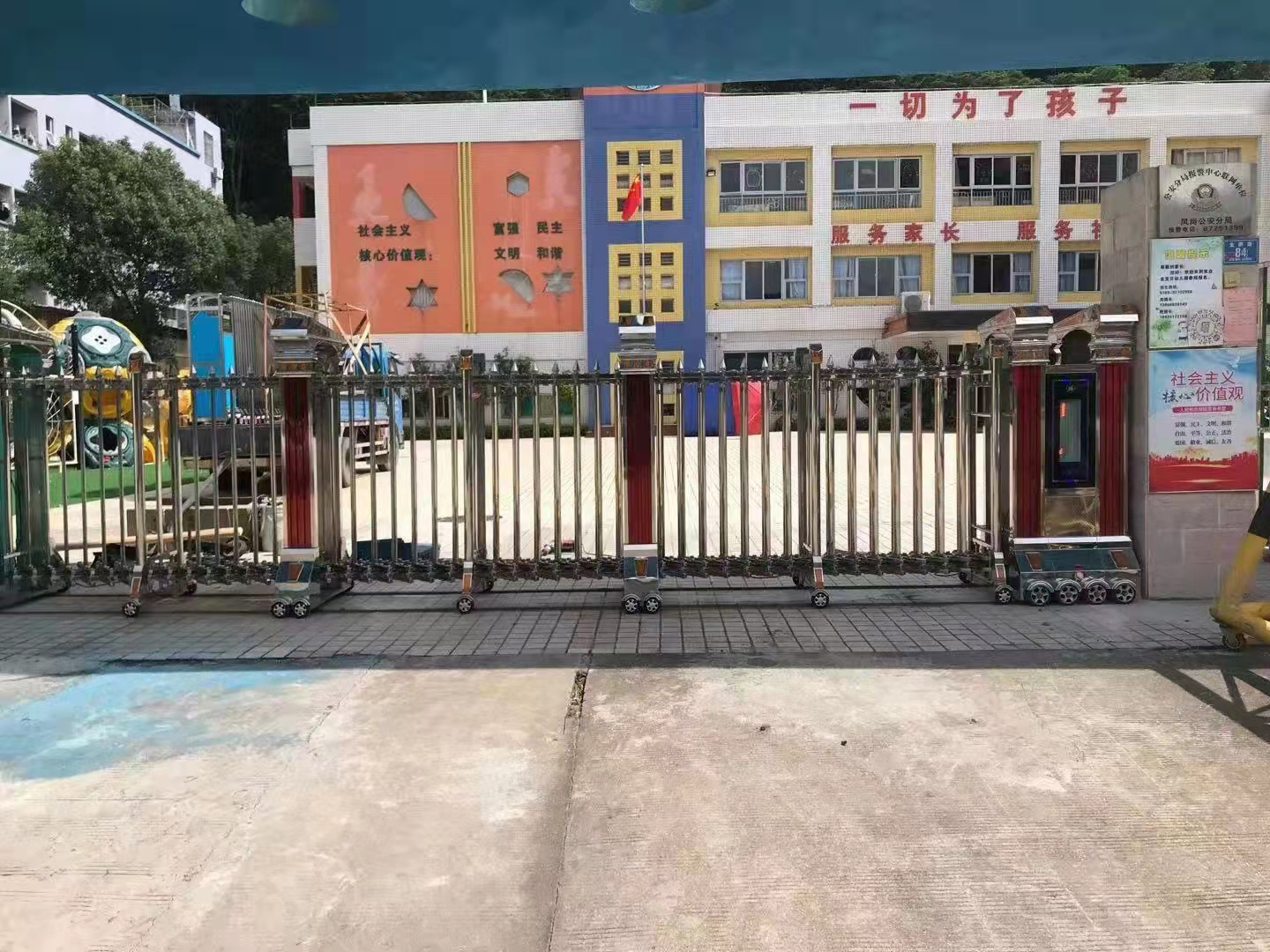 鋁合金分段伸縮門(mén)圖片