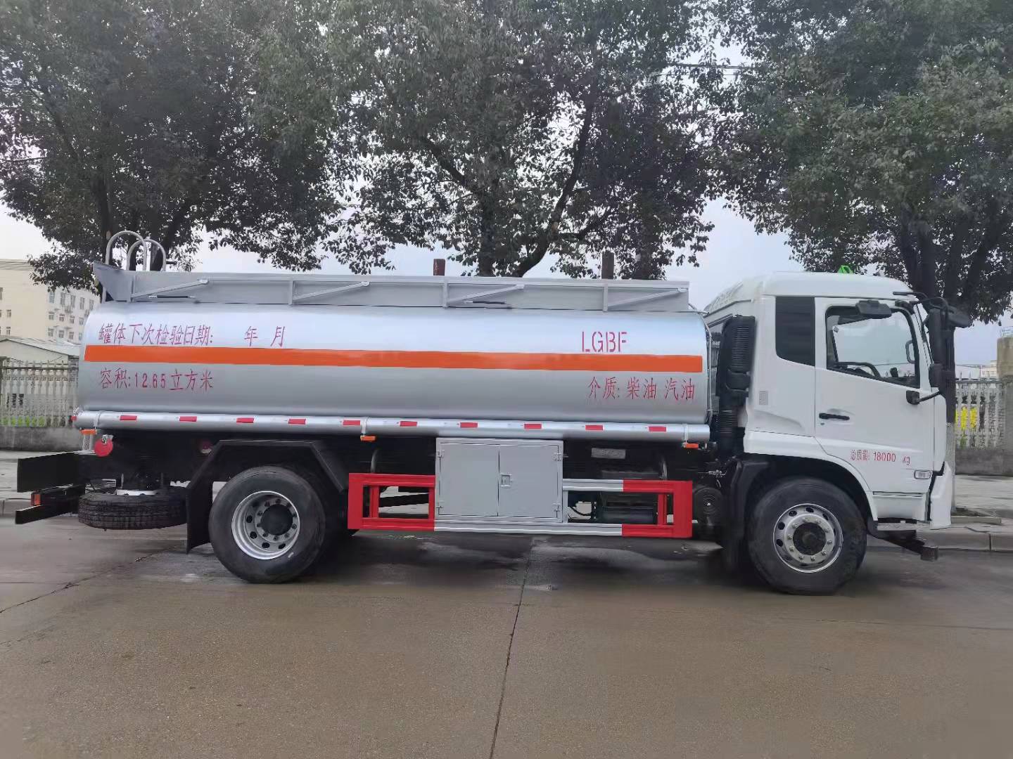 東風(fēng)天錦運(yùn)油車圖片/東風(fēng)天錦運(yùn)油車樣板圖 (3)
