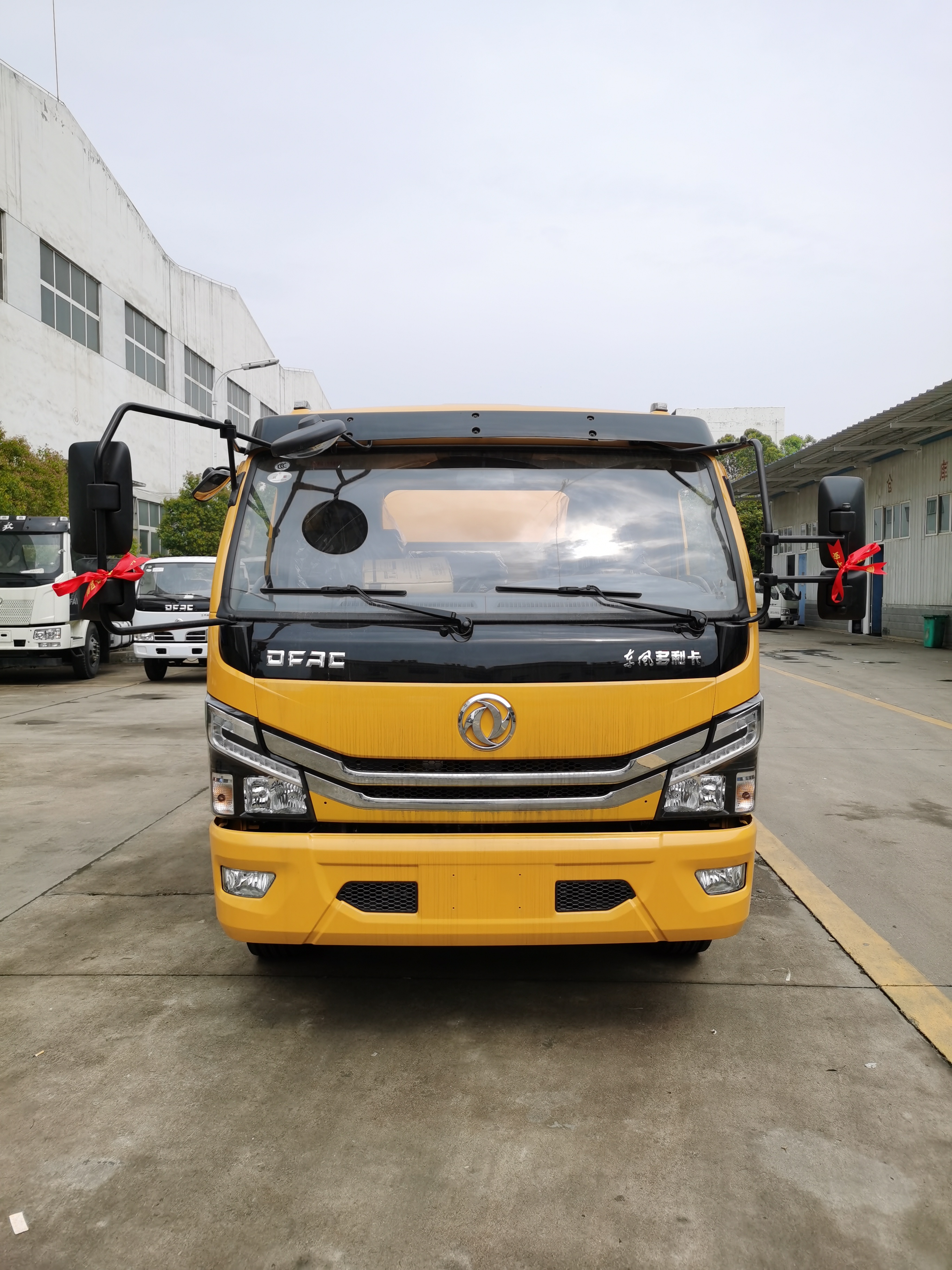 10方東風(fēng)多利卡清洗吸污水箱邊掛車報價-廠家-多少錢【湖北博力汽車銷售有限公司】