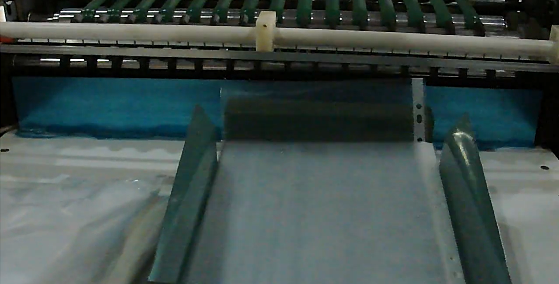 電腦控制資料冊內(nèi)頁封切機(jī)