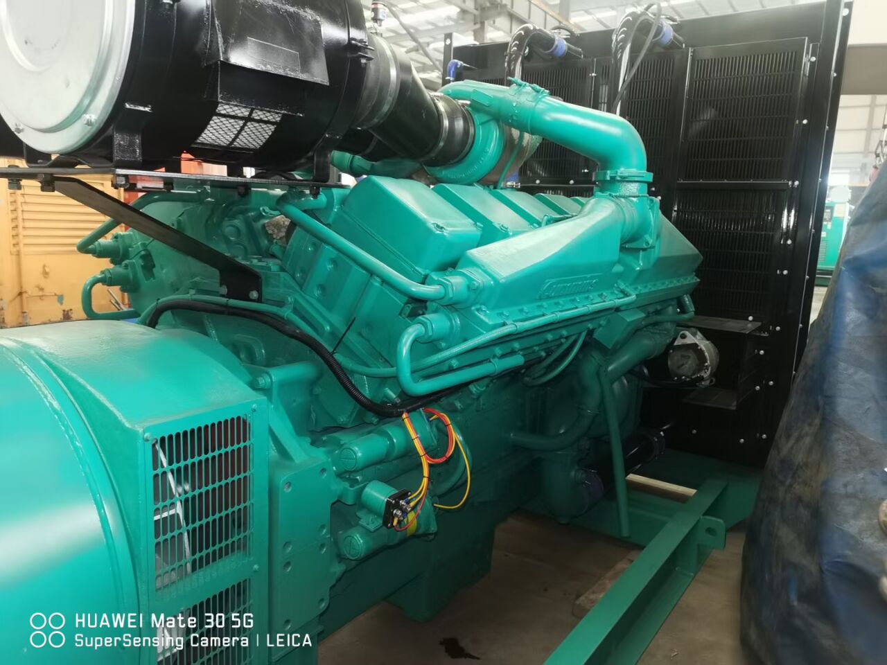 進口康明斯880kw發(fā)電機組圖片