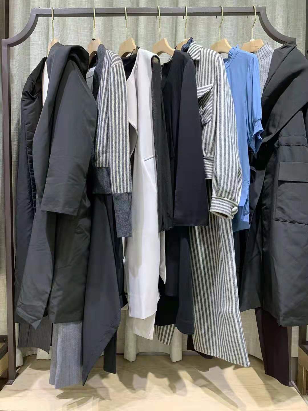 簡約原創(chuàng)設(shè)計(jì)師品牌艾迪潘2021秋冬折扣女裝庫存打包
