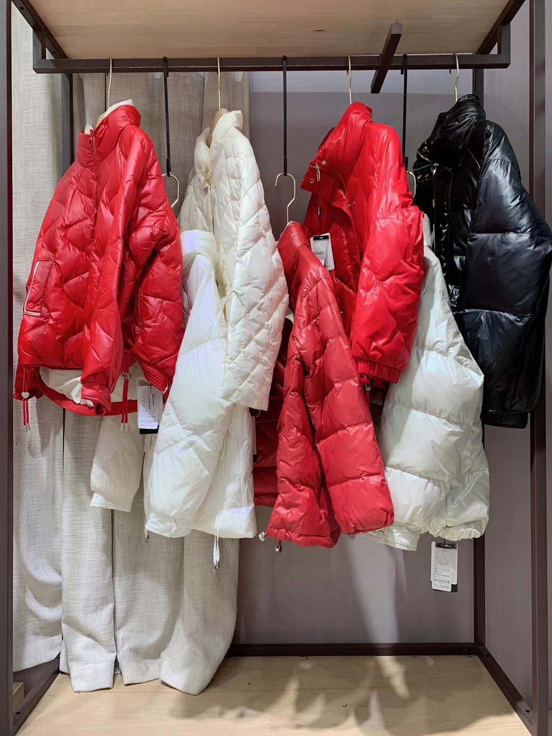 潮流時(shí)尚羽絨服簡(jiǎn)丹尼娜2021冬品牌女裝折扣批發(fā)供應(yīng)商 品牌折扣女裝尾貨貨源供應(yīng)鏈