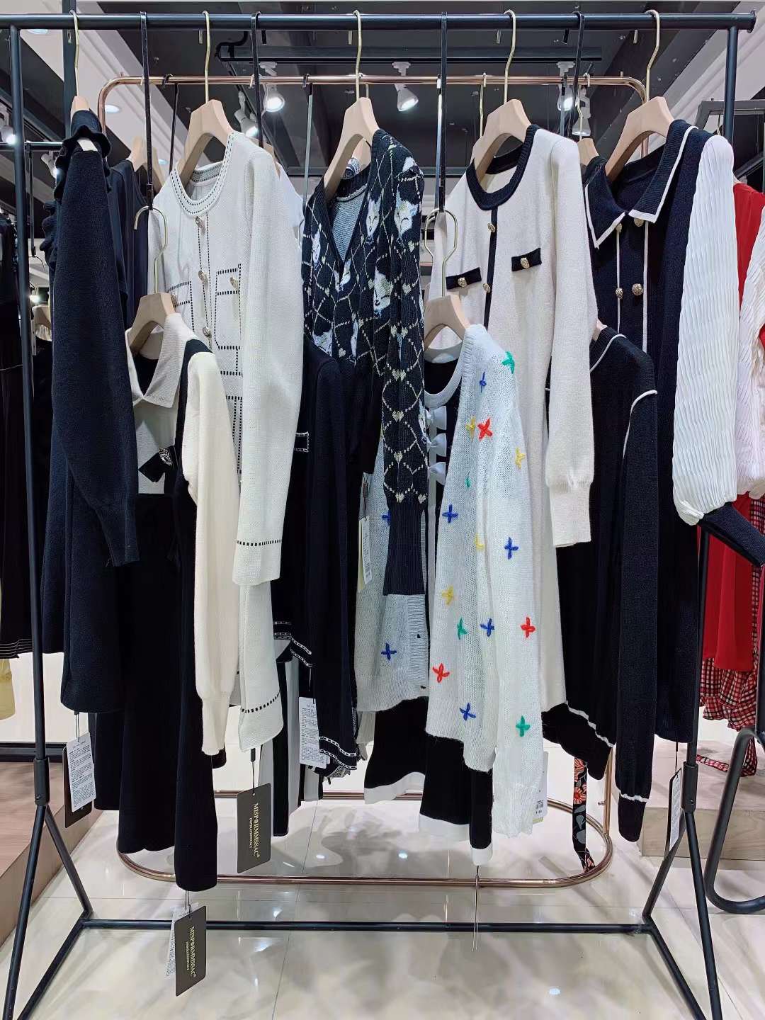 知 名品牌寶姿2022春女裝折扣電商尾貨批發(fā)市場(chǎng)