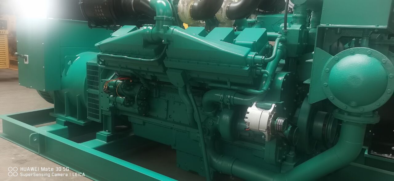康明斯880kw發(fā)電機組圖片