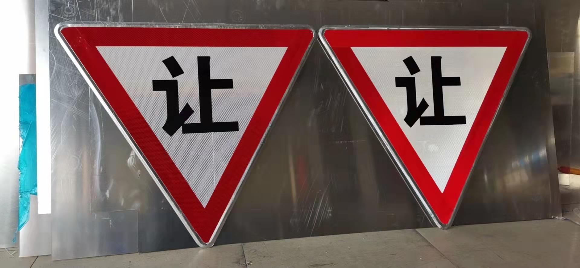 減速慢行標(biāo)牌圖片/減速慢行標(biāo)牌樣板圖 (2)