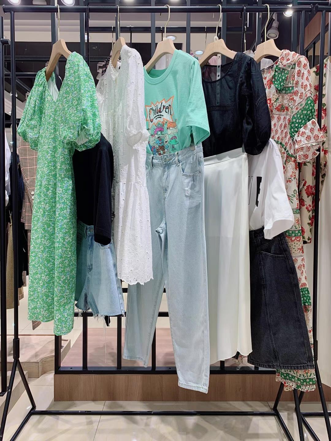 品牌撤柜女裝艾蜜雪22夏直播實(shí)體品牌折扣女裝專柜撤柜新款批發(fā)一手貨源