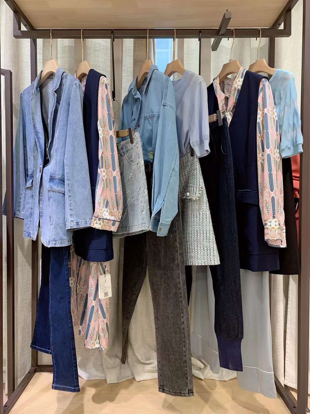 國(guó)際頂 尖時(shí)尚女裝品牌梵茜22秋裝折扣尾貨專柜下架走份進(jìn)貨貨源