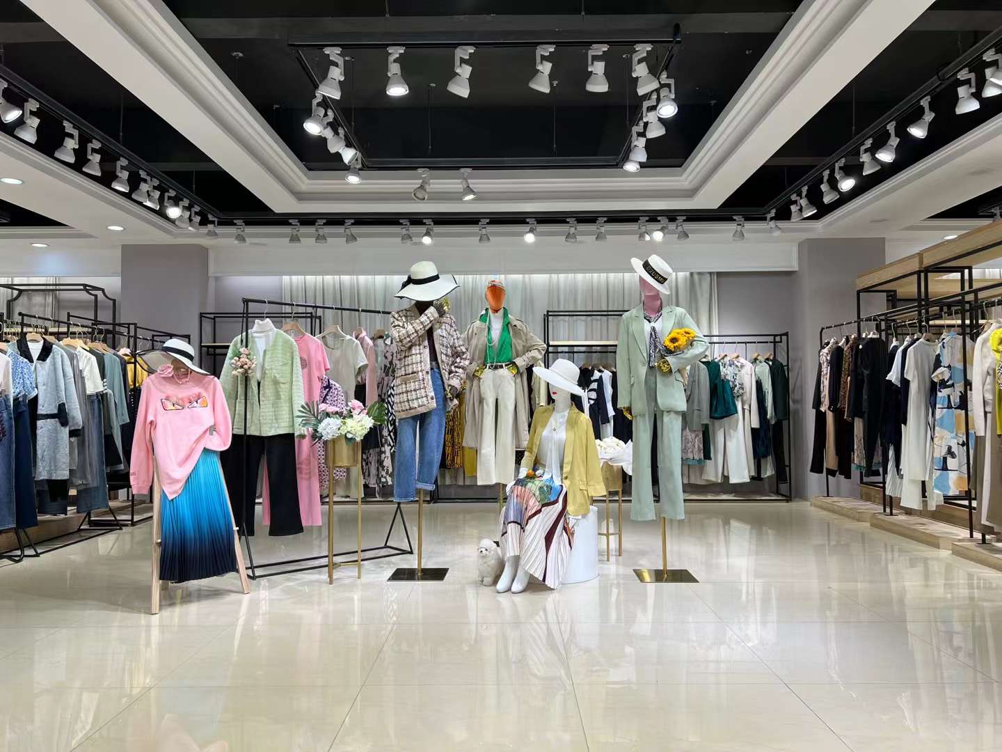 香港品牌蒂芙尼22秋品牌女裝折扣尾貨一手貨源清倉批發(fā)