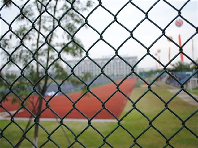 网运动体育场护栏网篮球场铁丝防护网学校操场勾花隔离网足球场围网图片