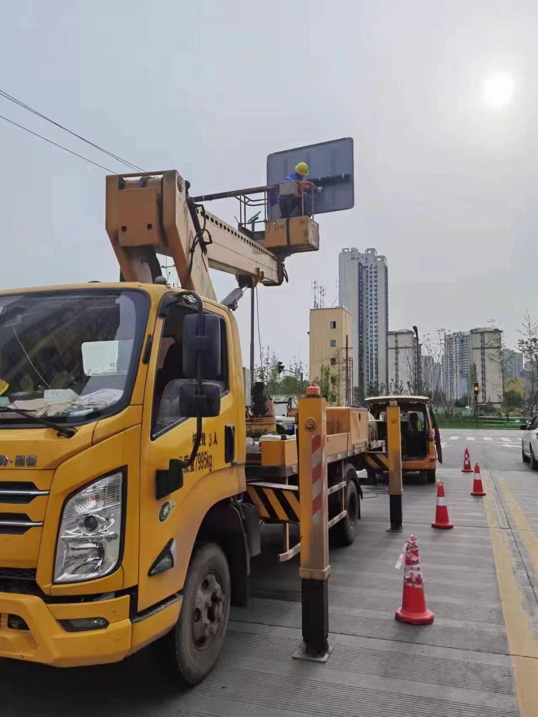 阿壩高空載人作業(yè)車出租路燈作業(yè)用成航高空作業(yè)車圖片
