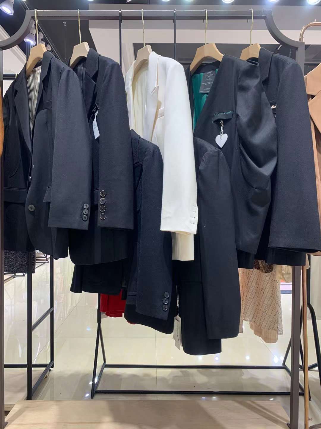 顶 级重磅金纺羊毛西服2022秋冬精 品女装折扣批发 品牌折扣店正 品女装一手货源