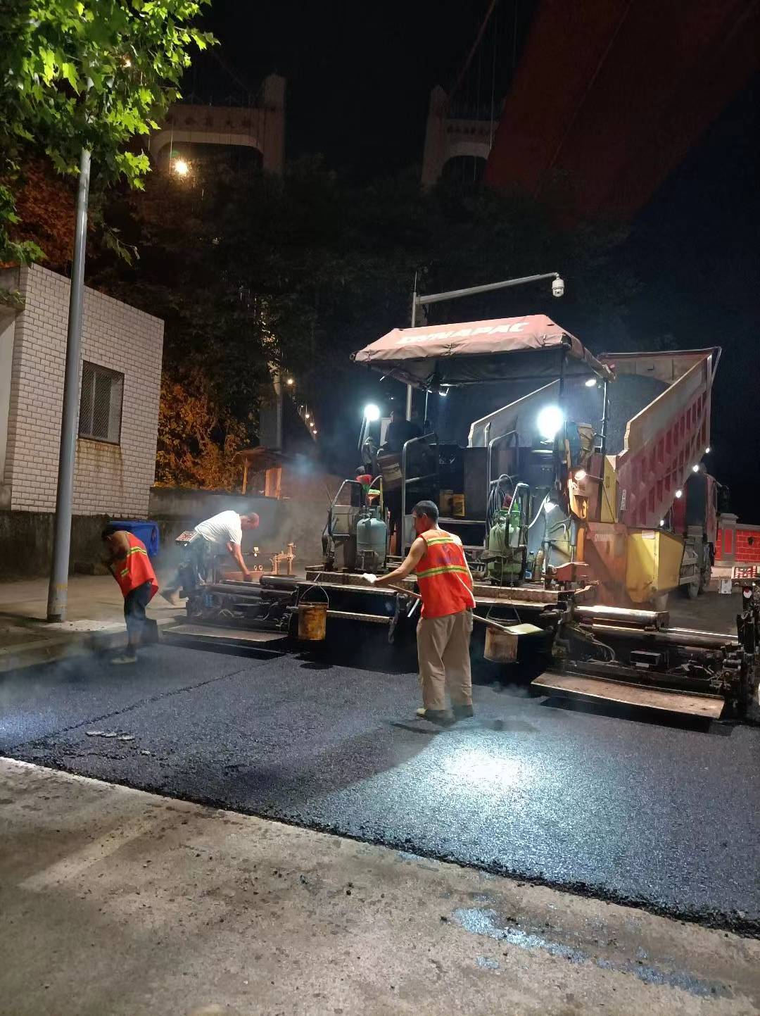 重庆沥青路面施工提供草油柏油沥青路面打炒油打草油打柏油施工工程图片