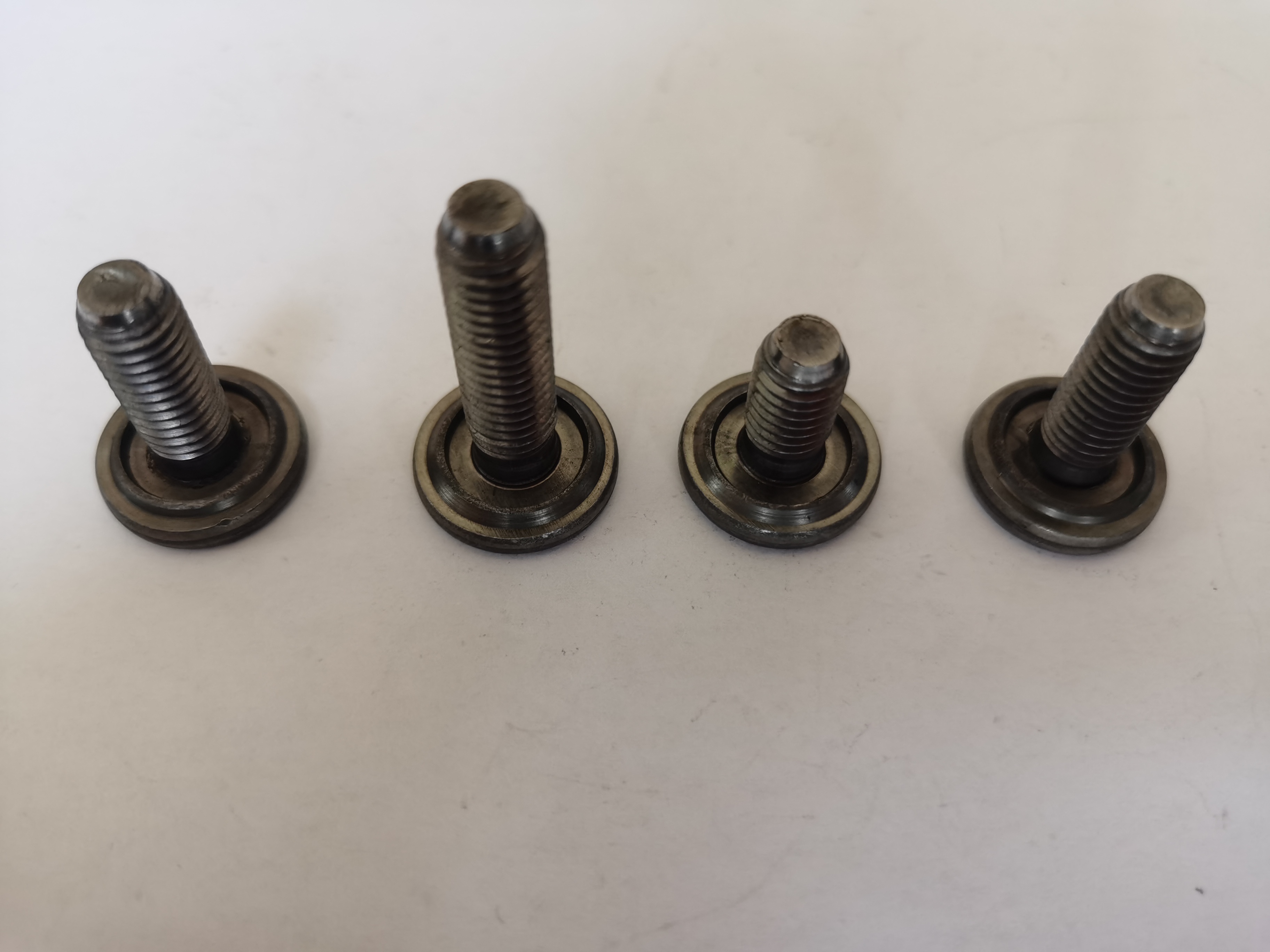 大量批發(fā)帶槽焊接螺釘 廠家直接發(fā)貨帶槽焊接螺釘，帶槽焊接螺釘有庫存，價(jià)格美麗