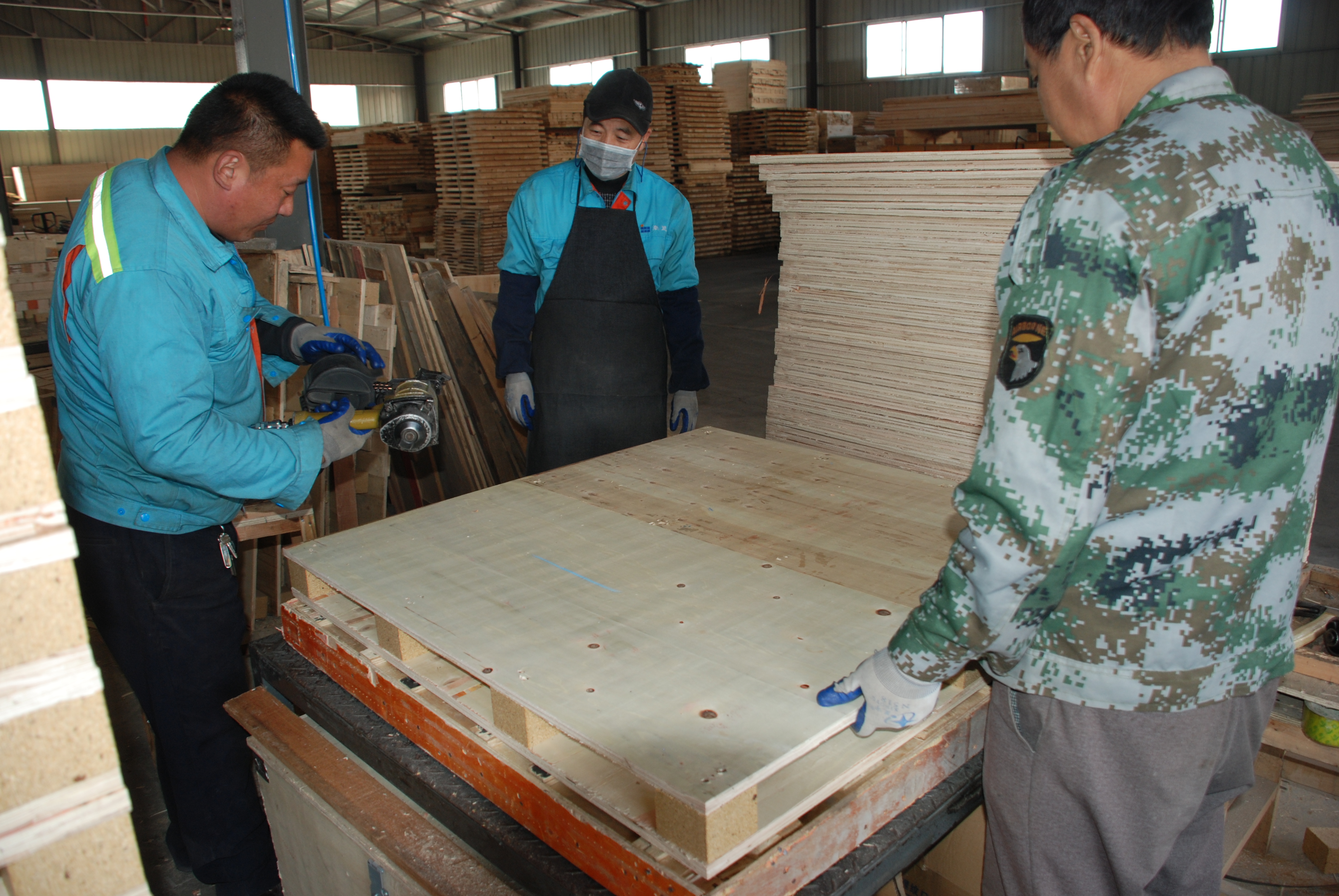 青岛黄岛免熏蒸木托盘批发出售 提供打托缠膜加固服务 青岛免熏蒸木托盘图片