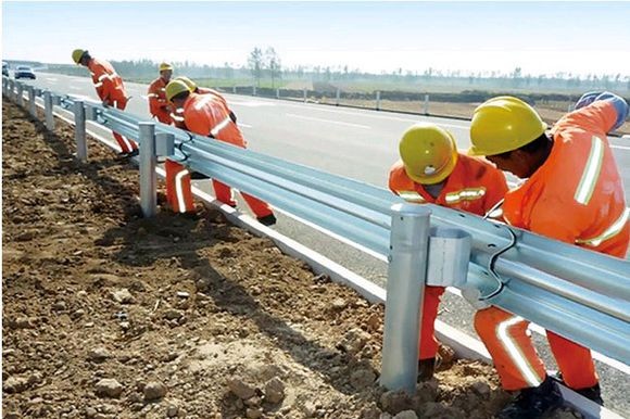 高速公路波形梁护栏板 螺栓与方立柱防阻块生产图片