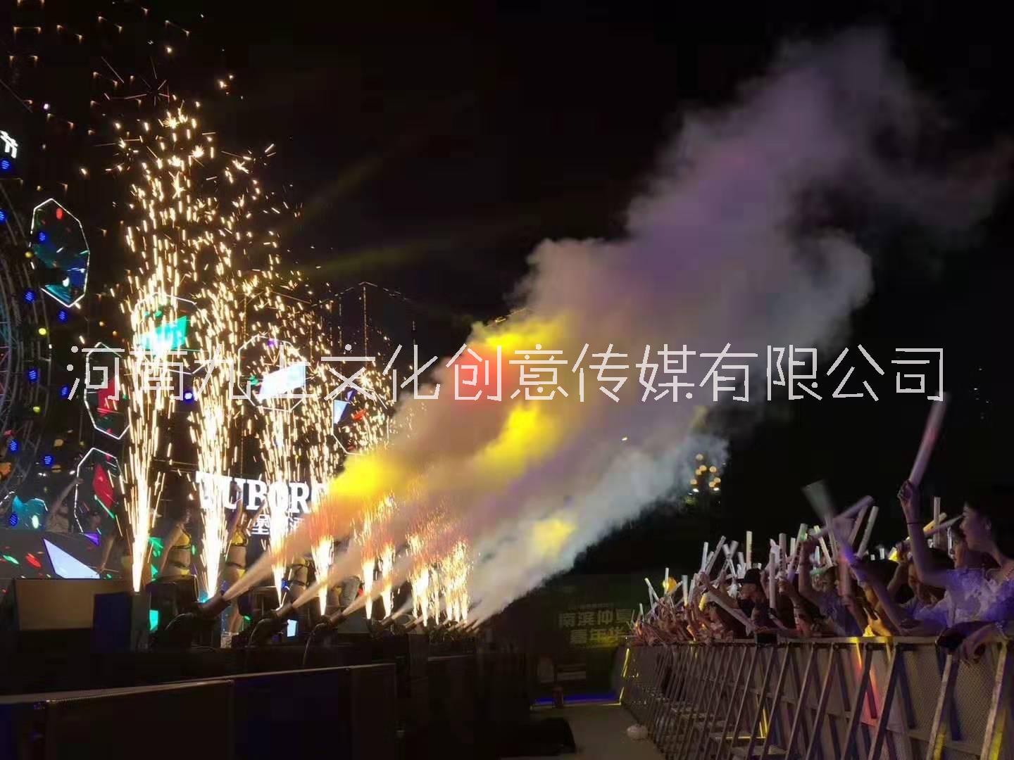 河南大型晚会周年庆跨年夜舞台氛围启动道具LED气柱机 电子喷花机 冷焰火瀑布出租图片