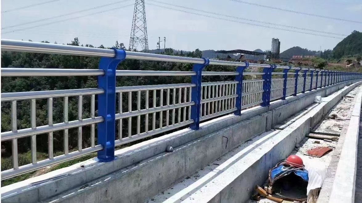 不銹鋼復(fù)合管護(hù)欄批發(fā)圖片