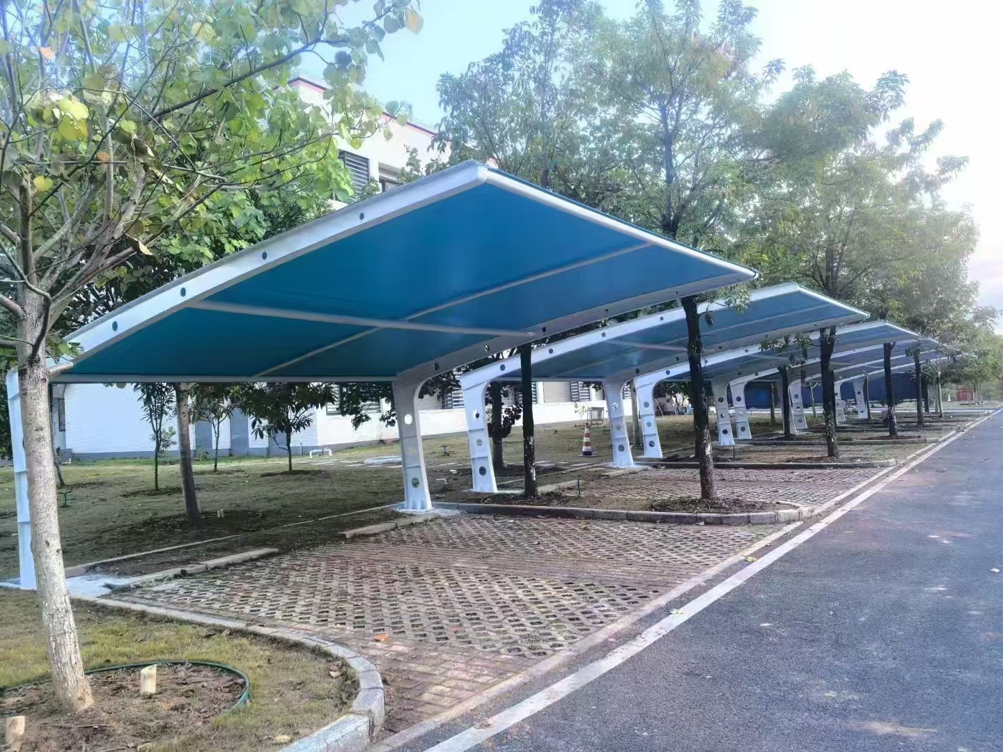 汽車膜結(jié)構(gòu)車棚廠家-廠家報(bào)價(jià)-定制廠家【四川鑫一代膜結(jié)構(gòu)安裝工程有限公司】