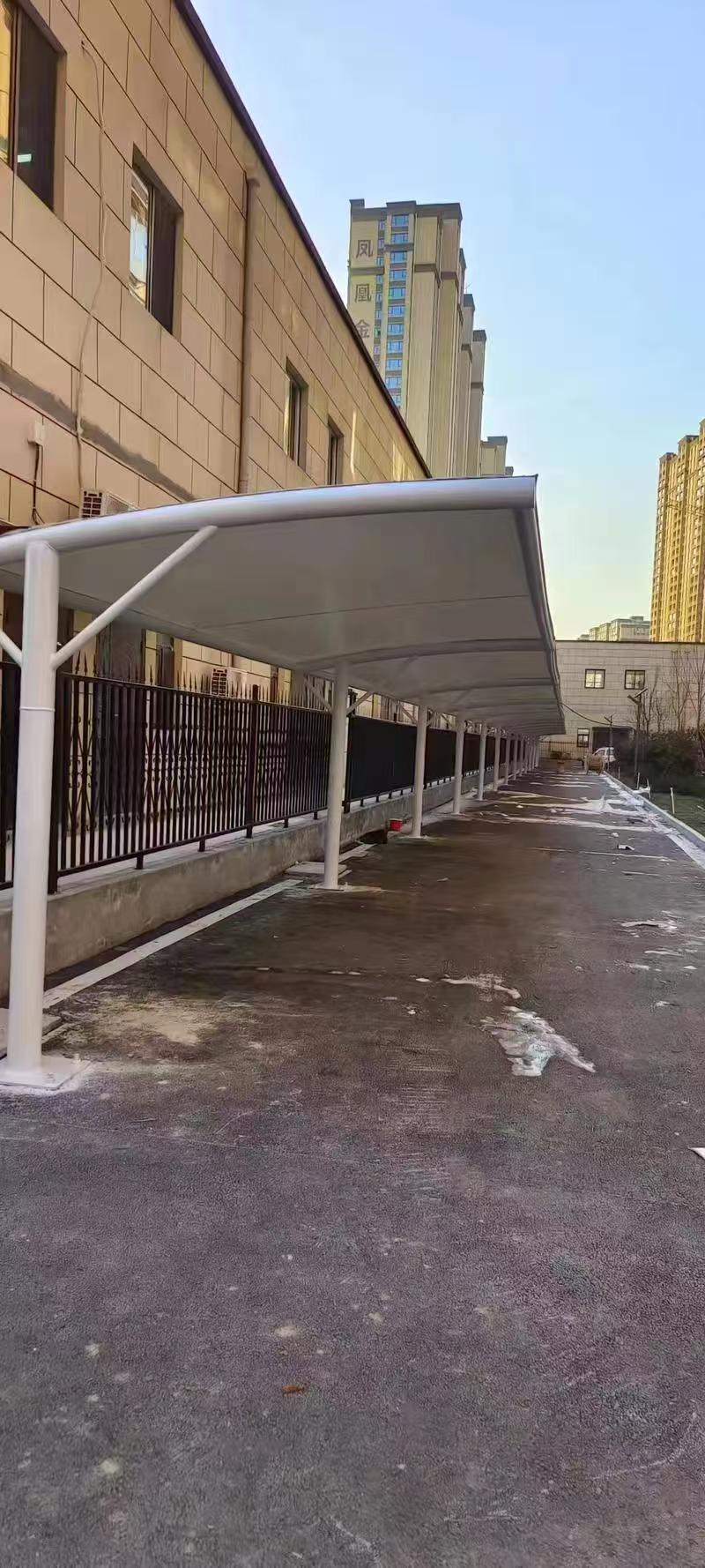 四川汽車膜結(jié)構(gòu)定制-車棚廠家-供應(yīng)商價(jià)格【四川鑫一代膜結(jié)構(gòu)安裝工程有限公司】