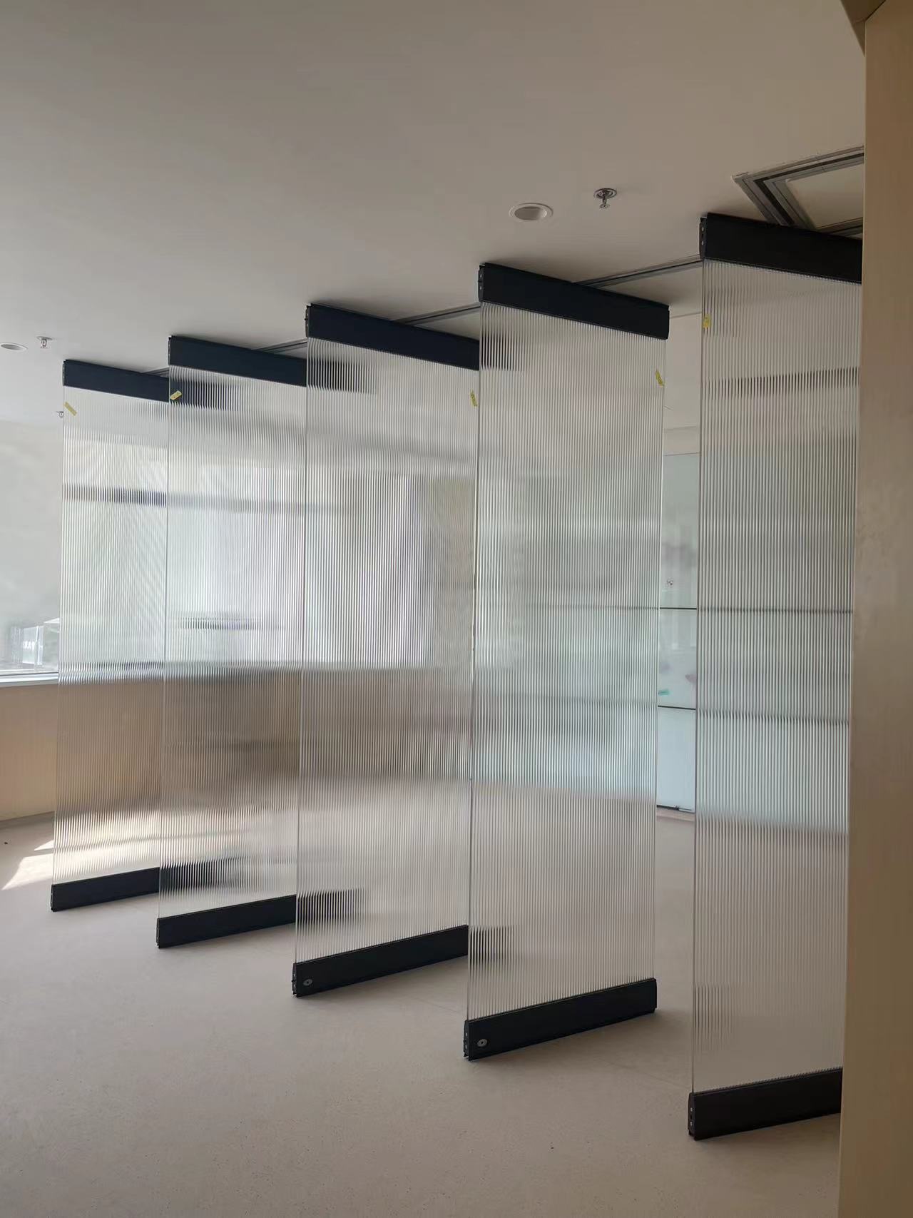 側(cè)吊無(wú)框玻璃折疊門(mén)上下夾玻璃隔斷辦公雙玻無(wú)框隔斷墻設(shè)計(jì)