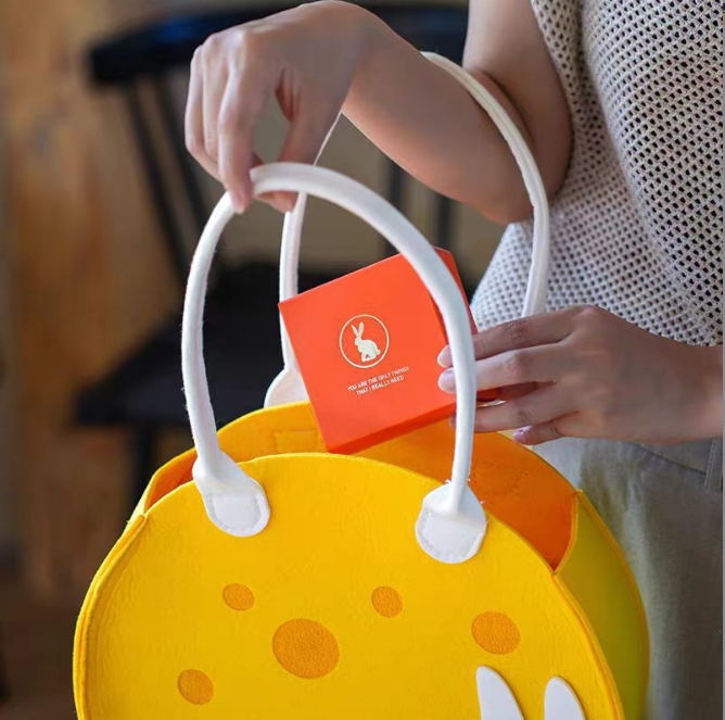 河北毛氈禮品袋廠家供應(yīng)  廠家供應(yīng)月餅包裝袋中秋節(jié)新款圓形玉兔手提袋毛氈包中秋節(jié)禮品袋 毛氈中秋節(jié)禮品袋