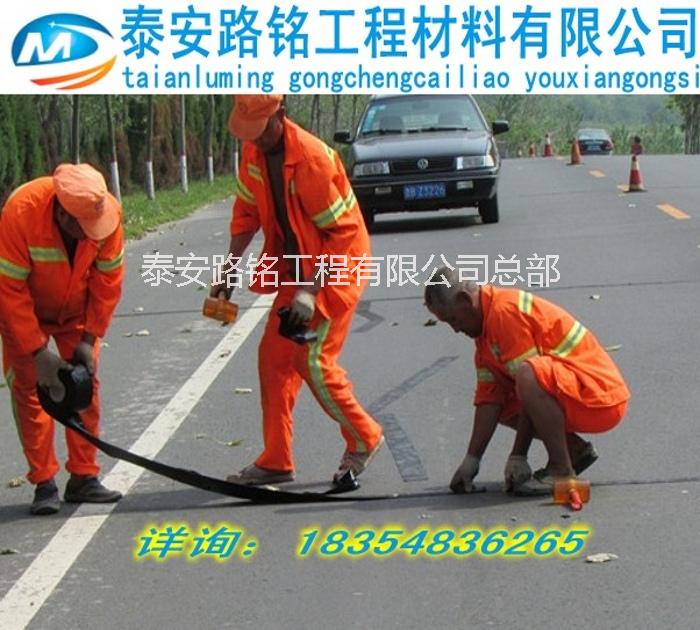 公路路面裂縫可直接貼路面創(chuàng)可貼，方便快捷