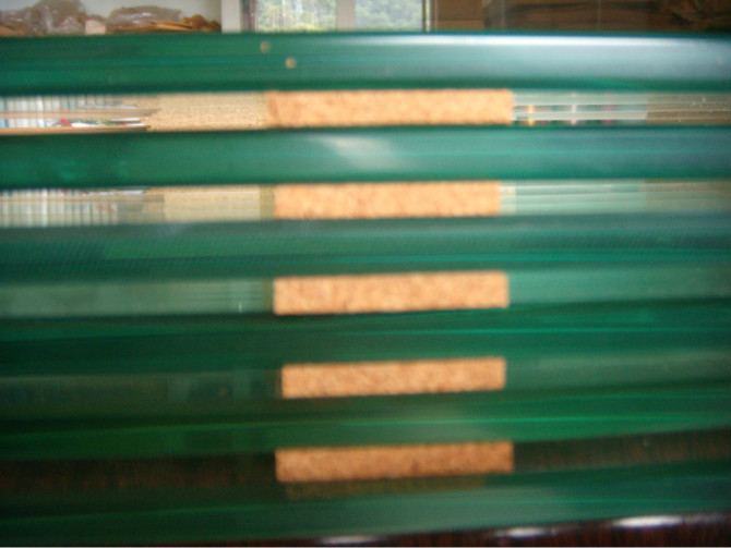 供應(yīng)玻璃防碰撞軟木墊片 *