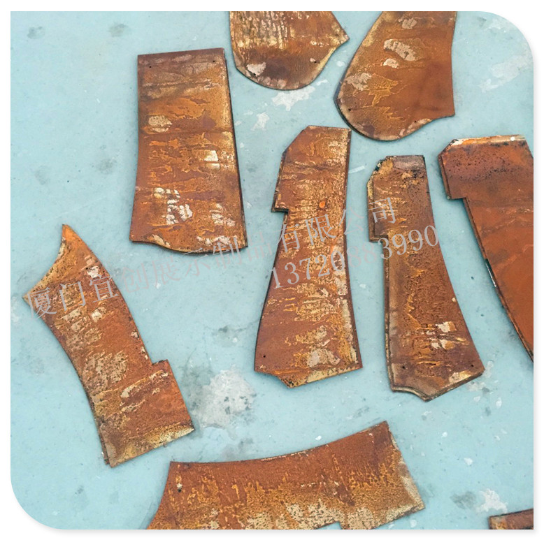 供應(yīng)鐵片蓑衣掛件展示 做舊鐵片掛飾 櫥窗展示道具 櫥窗美陳廠家