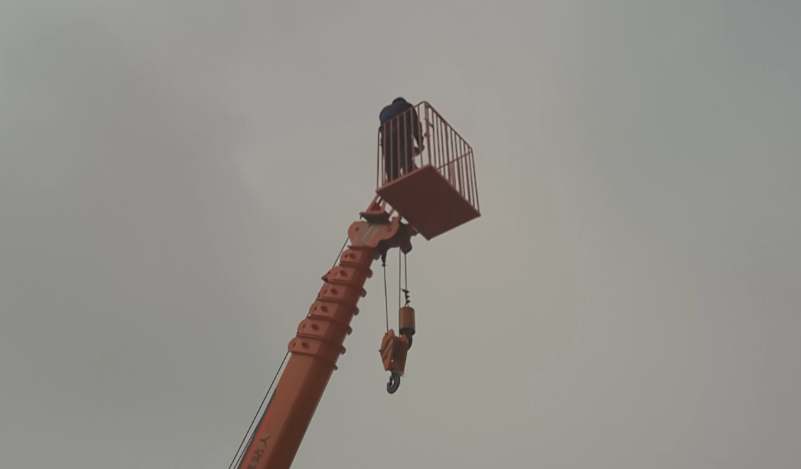 供應小吊車高空作業(yè)車和吊籃
