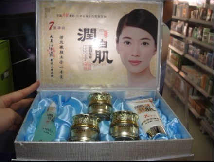 供應(yīng)供應(yīng)潤(rùn)白肌化妝品五件套198元祛斑美白白里透紅批發(fā)零售